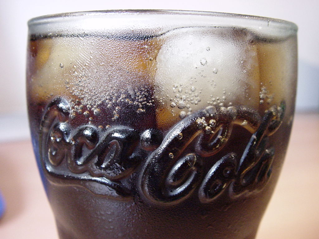 Coca-Cola_Glas_mit_Eis