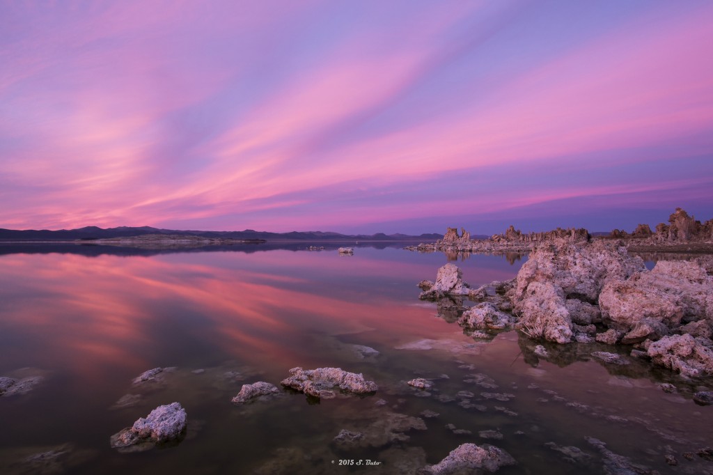 Prøv turgåing i vakre landskaper.   "Mono Lake Sunset" (CC BY 2.0) by U.S. Geological Survey