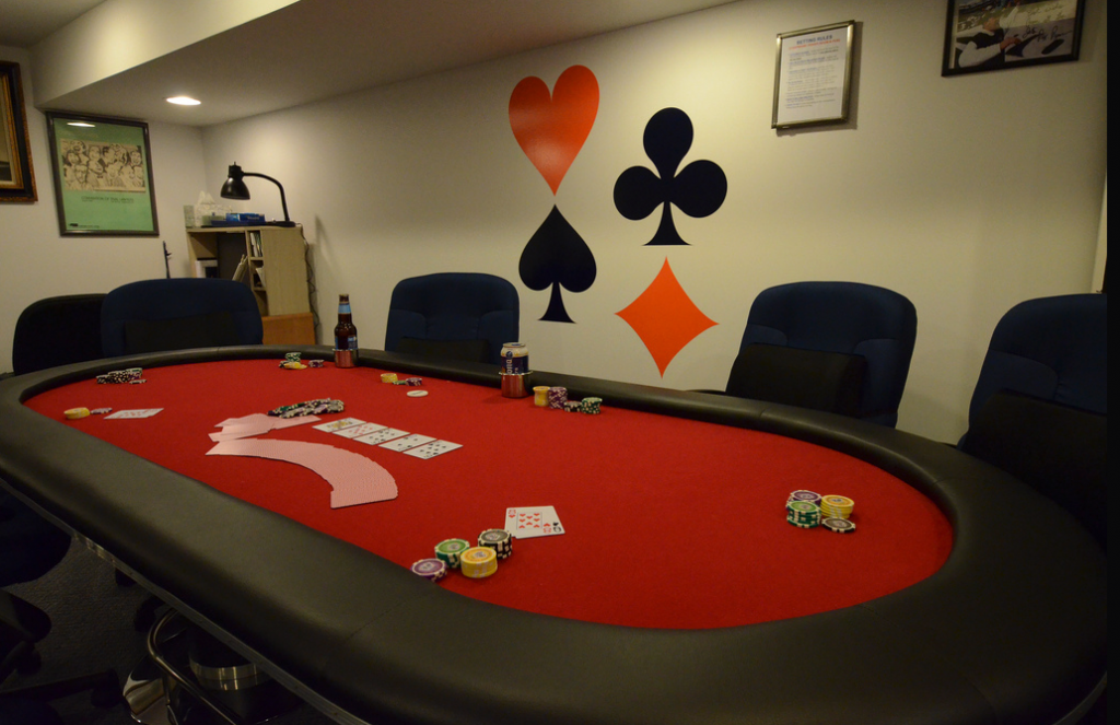 Konsentrasjon er alltid viktig rundt pokerbordet. "Poker Table" (CC BY 2.0) by slgckgc