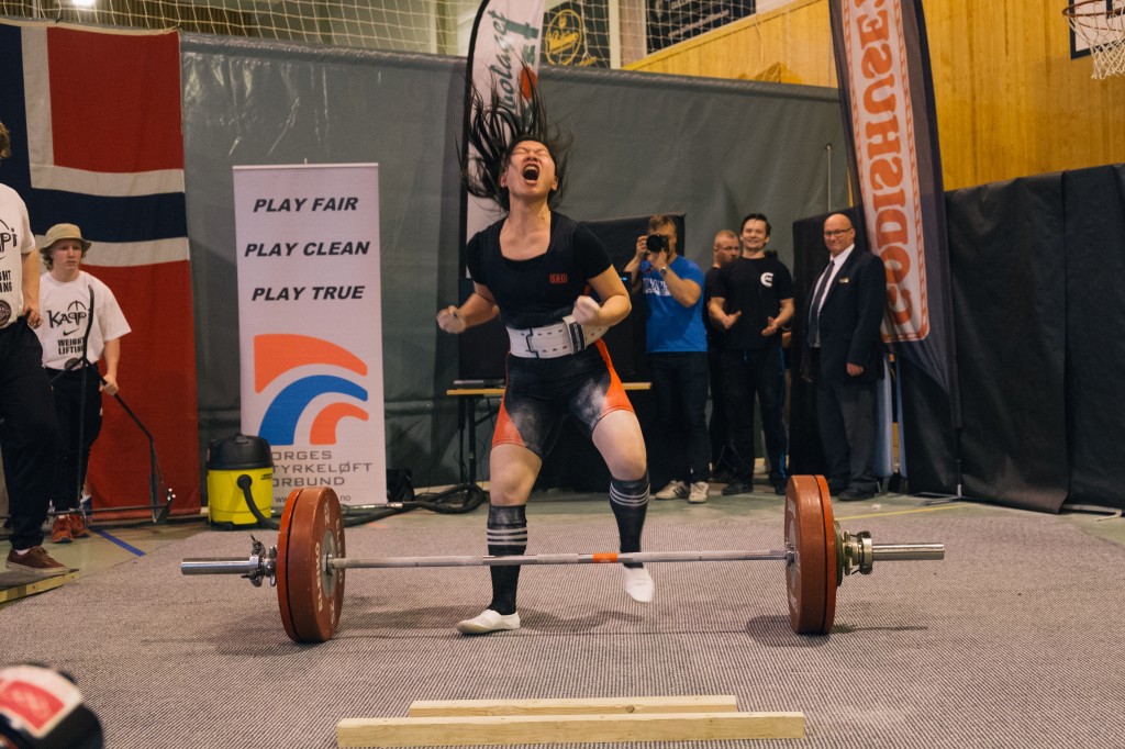 140 kg markløft fra Susanne Leer, som jeg coachet til junior NM i utstyrsfri styrkeløft i 2016. Foto: Roman Telezhnyak